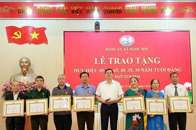 Đảng bộ xã Ngọc Hồi trao Huy hiệu Đảng đợt 2-9 cho 76 đảng viên