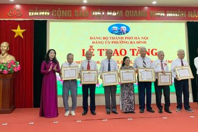 Phường Ba Đình trao Huy hiệu Đảng tặng 175 đảng viên