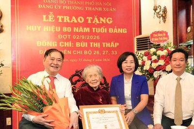 Lãnh đạo thành phố trao Huy hiệu 80 năm tuổi Đảng tặng đảng viên lão thành Bùi Thị Thấp