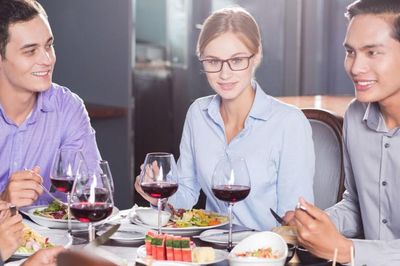 Đừng để vẻ ngoài đánh lừa: Một bữa cơm có thể phơi bày bản chất thật của một người