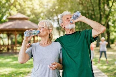 Người cao tuổi đừng đợi khát mới uống nước: 4 dấu hiệu cơ thể đang thiếu nước, đừng bỏ qua
