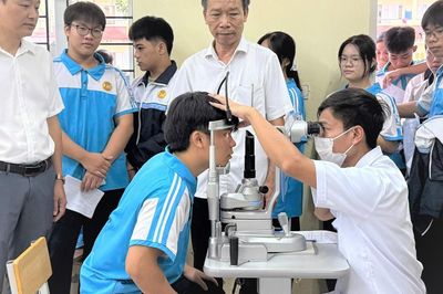 Hàng ngàn học sinh Hà Nội đồng loạt được khám sức khỏe sàng lọc miễn phí