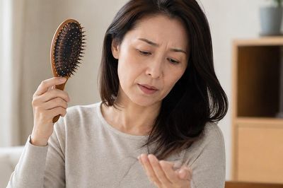 Rụng tóc sau tuổi 50: Có phải do thiếu protein?