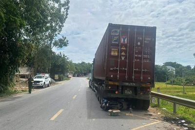 Khởi tố tài xế xe đầu kéo lùi xe khiến người phụ nữ tử vong