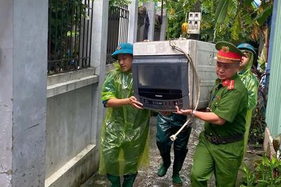 Nước sông Tích lên, Công an phường xuyên đêm giúp dân