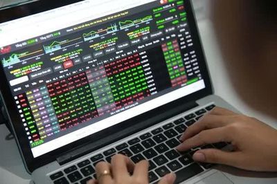 VN-Index tăng mạnh gần 30 điểm, cổ phiếu Techcombank 'nổi sóng'
