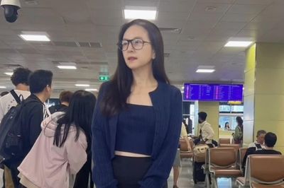 Madam Pang ăn vận trẻ trung khi sang Hà Nội cổ vũ tuyển Thái Lan