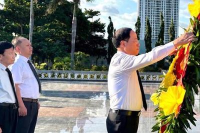 Gia Lai: Dâng hương, dâng hoa tưởng niệm Chủ tịch Hồ Chí Minh và các anh hùng liệt sĩ