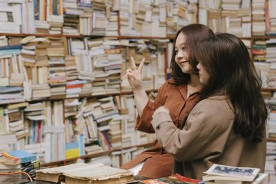 Tác dụng thật sự của những kệ sách trong quán cà phê