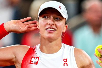Bên trong tủ sách của cựu tay vợt tennis số 1 thế giới
