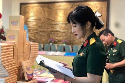 Người biên tập sách như 'con tằm nhả tơ'
