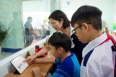 Thúc đẩy 'Bình dân học vụ số' tại thư viện điện tử phường