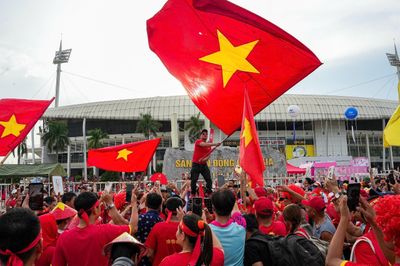 CĐV 'nhuộm đỏ' sân Mỹ Đình cổ vũ Việt Nam đối đầu Thái Lan