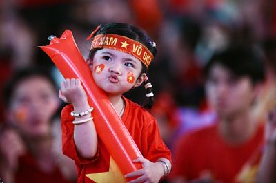 Biển người đội mưa ở phố đi bộ Nguyễn Huệ cổ vũ tuyển Việt Nam