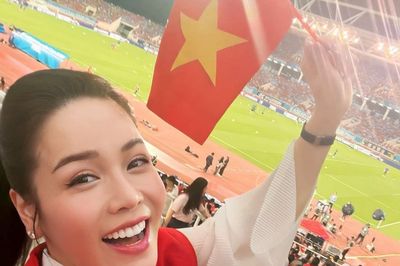 Hoàng Bách, Nhật Kim Anh ra sân Mỹ Đình cổ vũ tuyển Việt Nam