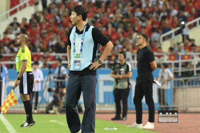 Lý do HLV Kim Sang-sik phải khoác áo bib