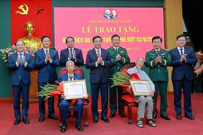 Đại tướng Phan Văn Giang trao Huy hiệu 80 năm tuổi Đảng tại Thái Nguyên