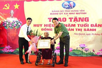 Đại tướng Lương Tam Quang, Bộ trưởng Bộ Công an trao tặng Huy hiệu cho đảng viên 80 năm tuổi Đảng