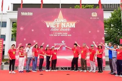 Hơn 5.000 người tại Điện Biên tham gia Chương trình đi bộ 'Cùng Việt Nam tiến bước'