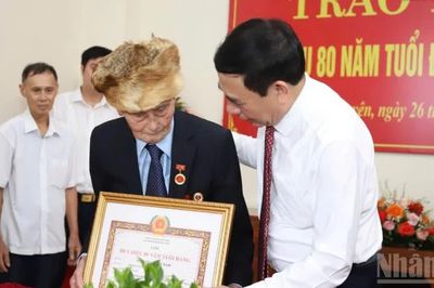 Đại tướng Phan Văn Giang trao Huy hiệu 80 năm tuổi Đảng tại Thái Nguyên