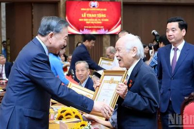 [Ảnh] Tổng Bí thư, Chủ tịch nước Tô Lâm trao Huy hiệu Đảng tặng các đảng viên lão thành thuộc Đảng bộ thành phố Hà Nội