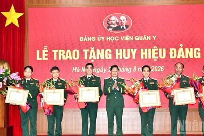 Đảng ủy Học viện Quân y trao Huy hiệu 35 năm tuổi Đảng cho 6 đảng viên