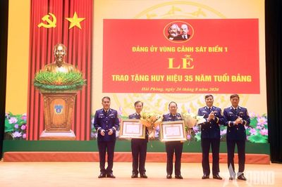 Đảng ủy Vùng Cảnh sát biển 1 trao tặng Huy hiệu 35 năm tuổi Đảng