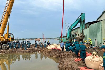 Trung đoàn 236 (Sư đoàn 361, Quân chủng Phòng không - Không quân) tham gia đắp đê ngăn lũ