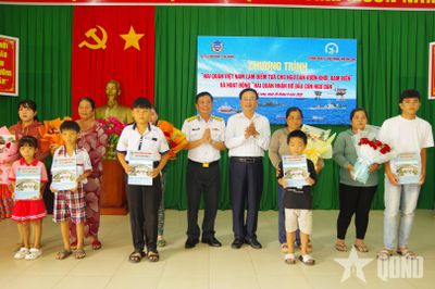 Vùng 2 Hải quân nhận đỡ đầu 5 con ngư dân có hoàn cảnh khó khăn, mồ côi