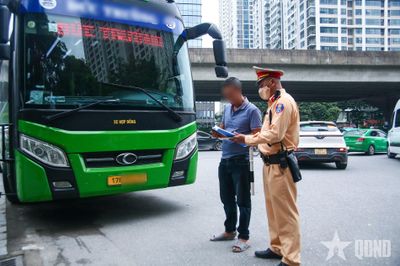 Hà Nội: Đồng loạt ra quân tổng kiểm soát phương tiện kinh doanh vận tải