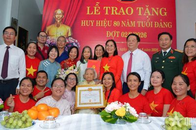 Trao Huy hiệu 80 năm tuổi Đảng tặng các đảng viên lão thành tại TP Huế