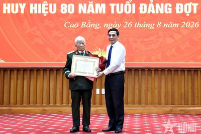 Đại tướng Phan Văn Giang trao Huy hiệu 80 năm tuổi Đảng tại tỉnh Cao Bằng
