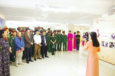 Khai mạc triển lãm chuyên đề Miền Nam nhớ mãi ơn Người