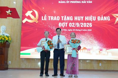 74 đảng viên phường Hải Vân được trao Huy hiệu Đảng đợt 2-9