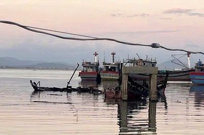 Hỏa hoạn thiêu rụi hai tàu cá ở âu thuyền Thuận An