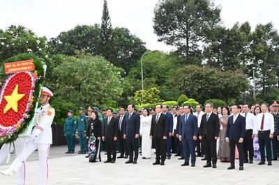Bí thư Thành ủy TPHCM Trần Lưu Quang và đoàn đại biểu dâng hương tưởng nhớ Anh hùng liệt sĩ