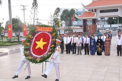 Đoàn đại biểu TPHCM viếng Nghĩa trang Liệt sĩ Bà Rịa - Vũng Tàu