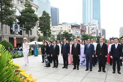 Đoàn đại biểu TPHCM dâng hoa tưởng nhớ Chủ tịch Hồ Chí Minh và Chủ tịch Tôn Đức Thắng