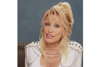 Tổng thống Mỹ ban lệnh hạ quốc kỳ tưởng niệm danh ca Dolly Parton