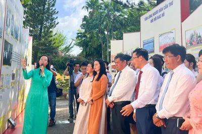 Cần Thơ khai mạc triển lãm ảnh 'Miền Nam nhớ mãi ơn Người'