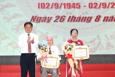 Trao Huy hiệu Đảng đợt 2-9 đến các đảng viên cao tuổi phường Bình Lợi Trung và Tân Phú