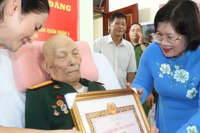 Phó Bí thư Thành ủy TPHCM Văn Thị Bạch Tuyết trao Huy hiệu Đảng đến các đảng viên lão thành