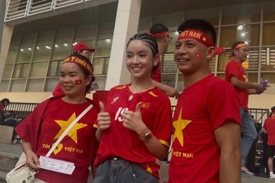 Người thân các tuyển thủ Việt Nam tiếp lửa trong trận chung kết ASEAN Cup 2026