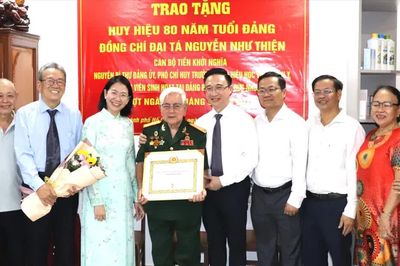 Trao Huy hiệu 80 năm tuổi Đảng đến 4 đảng viên cao tuổi Đảng