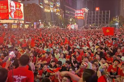 Chung kết Việt Nam - Thái Lan: Những khoảnh khắc ấn tượng của cổ động viên tại phố đi bộ Nguyễn Huệ