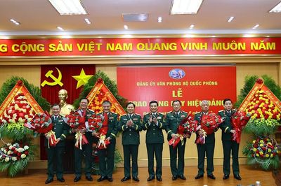 5 thứ trưởng Bộ Quốc phòng nhận Huy hiệu 35 tuổi Đảng
