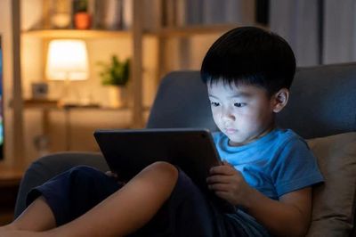 Điện thoại thành 'bảo mẫu', trẻ quên cách kết nối với thế giới thực