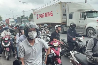Nhảy khỏi xe tránh tai nạn, người đàn ông bị container cán tử vong