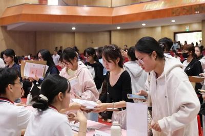 Sinh viên tốt nghiệp trễ hạn: Trách nhiệm không chỉ ở người học