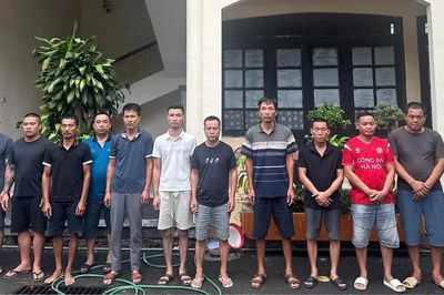Tụ tập đánh bạc sau bữa nhậu, 13 lái xe ở Hưng Yên bị khởi tố